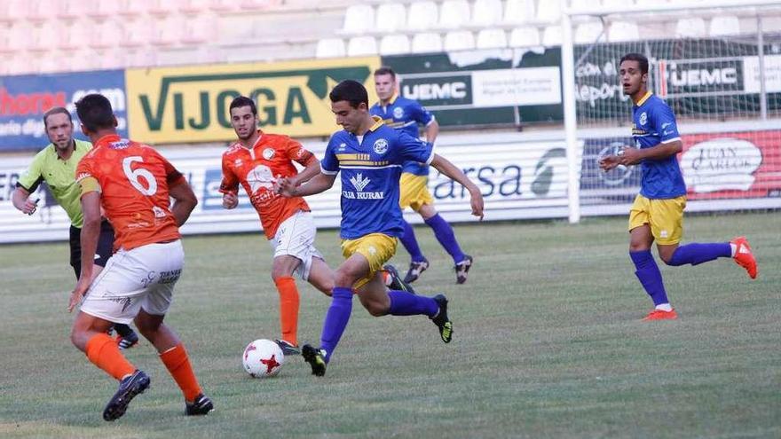 Los jugadores del Zamora CF organizan una jugada de ataque en un amistoso anterior.