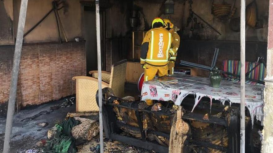 Los bomberos en la habitación afectada por el fuego