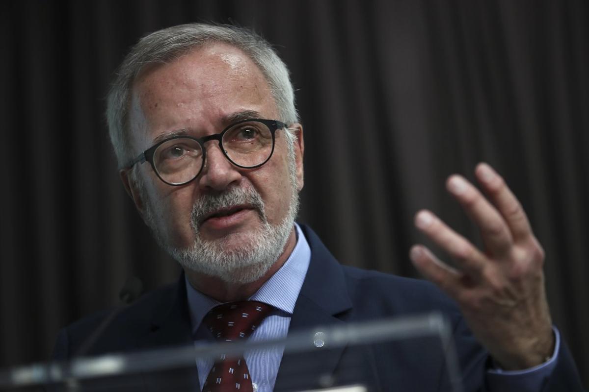 President of the European Investment Bank Werner Hoyer talks during a news conference at the European Council headquarters in Brussels, Tuesday, Jan. 29, 2019. (AP Photo/Francisco Seco)