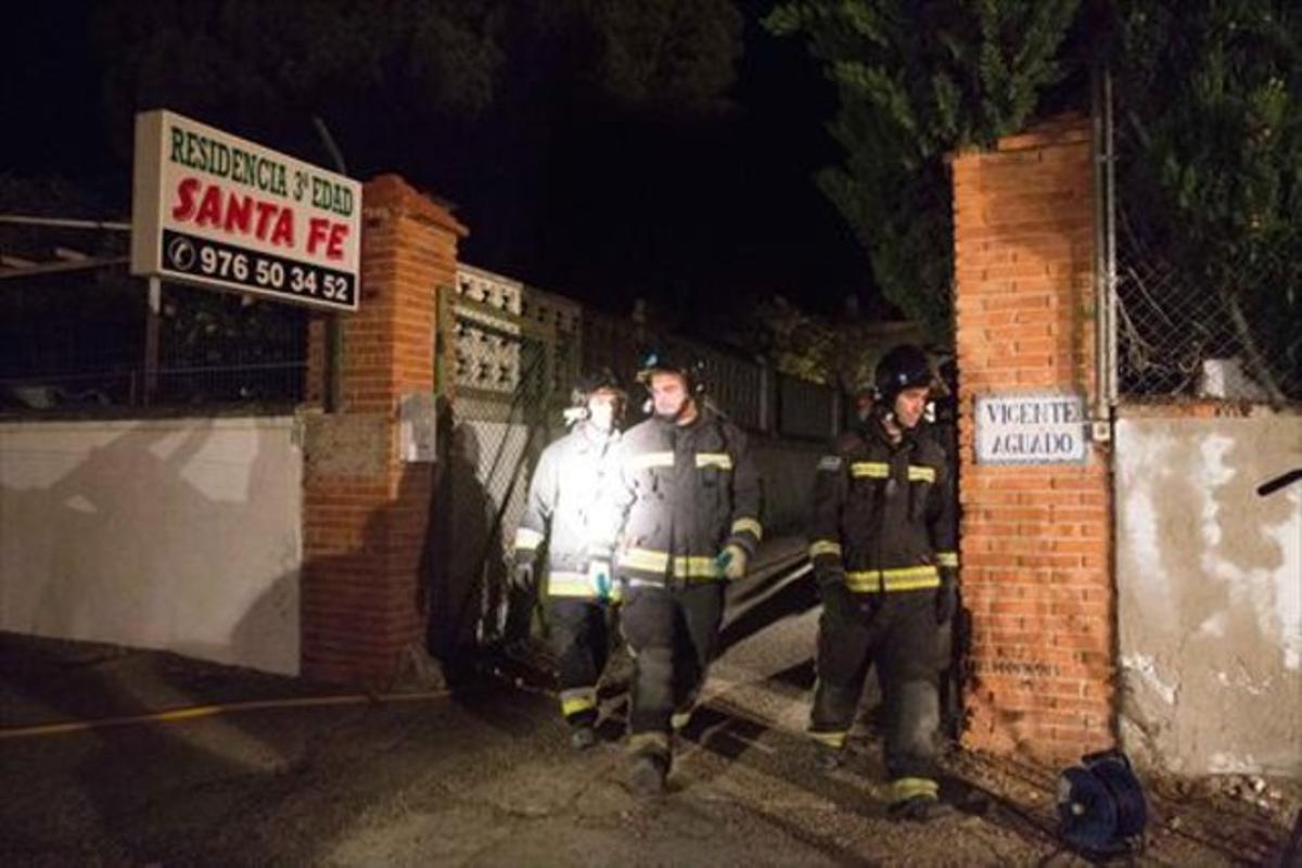 Els bombers, dissabte a la nit, a l’entrada de la residència geriàtrica després d’apagar el foc.