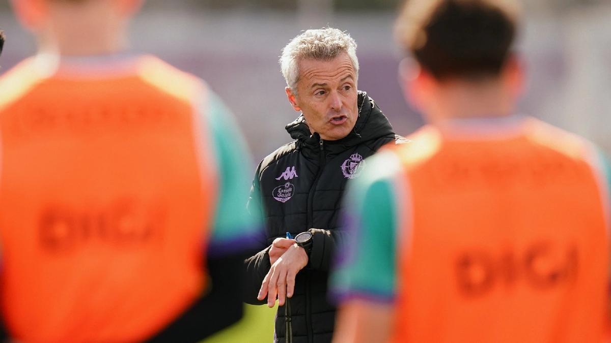 Fran Escribá, entrenador del Real Valladolid.