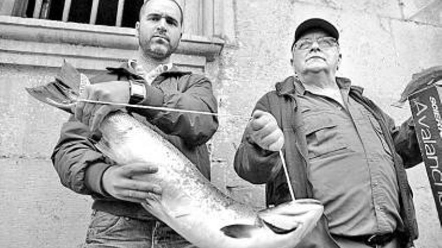 José Castro con el campanu de 2011 y su pescador, Alberto Fernández.