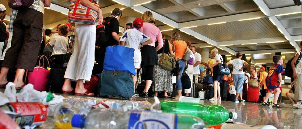 Imagen de una anterior huelga de limpieza que afectó al aeropuerto.