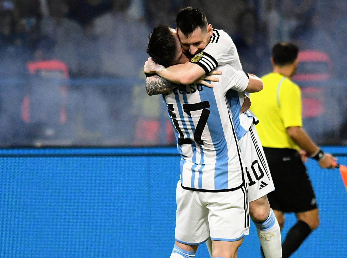 Gio Lo Celso, de espaldas, abraza a Leo Messi tras anotar uno de los goles de Argentina ante Curazao.