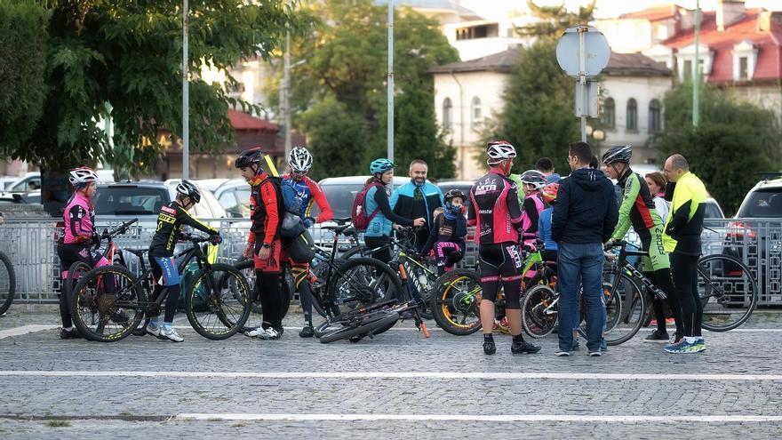 Fin a la polémica: la DGT aclara lo que permite y prohíbe hacer a los ciclistas en carretera