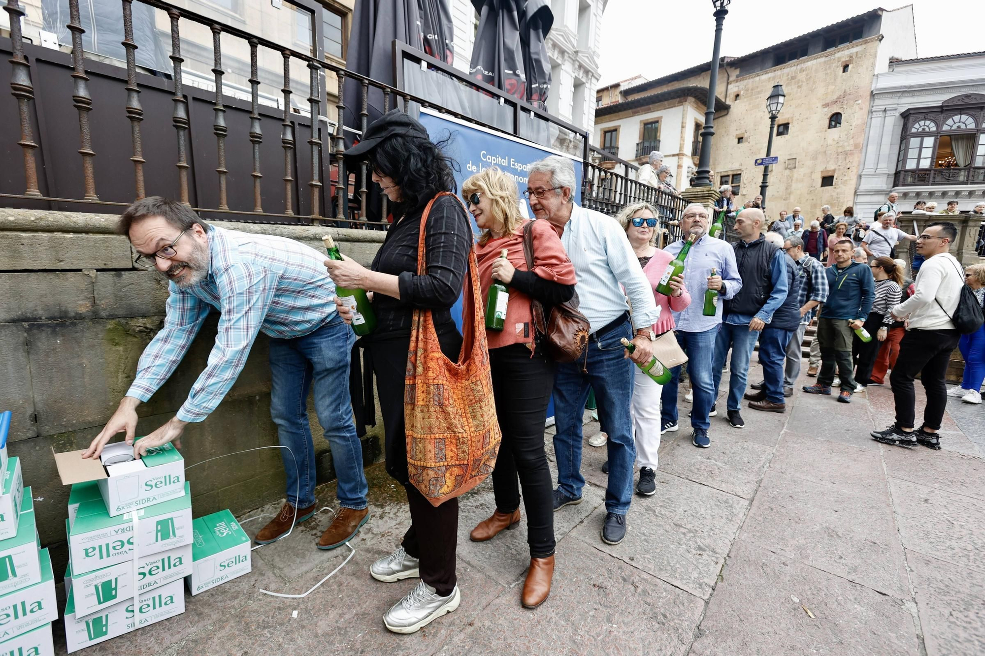 Cientos de brazos al aire junto a la Catedral de Oviedo para que la sidra sea patrimonio de la humanidad