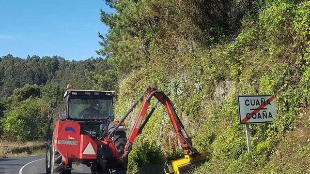 Un tractor con desbrozadora, a la altura de Coaña.