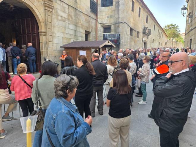 Cientos de personas toman Vilagarcía desde las seis de la mañana para adorar a Santa Rita