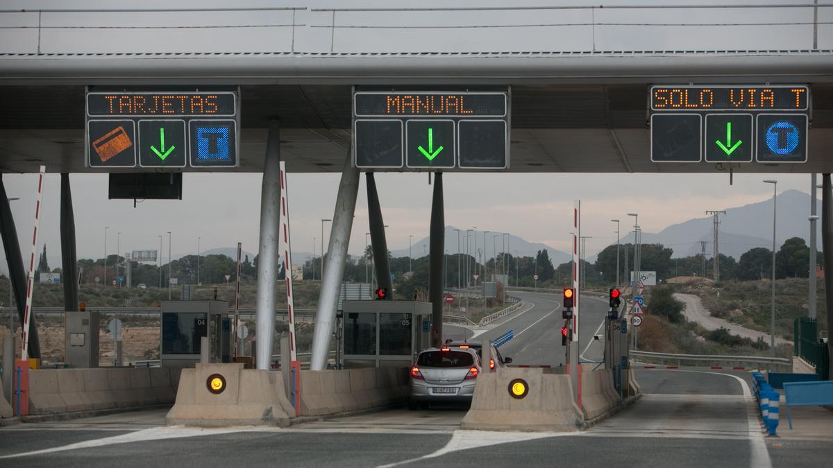 Uno de los peajes de la autopista AP-7 de circunvalación de Alicante.