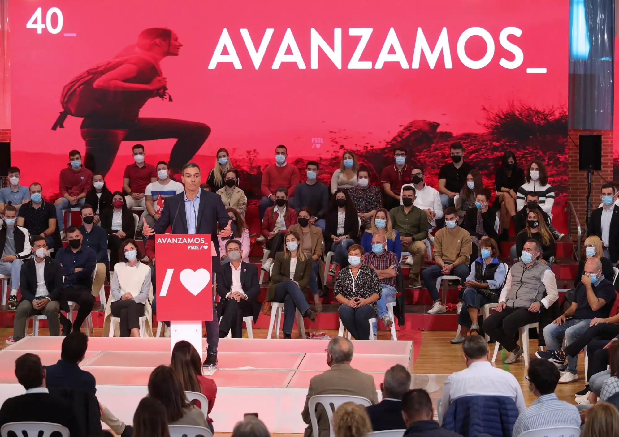 Pedro Sánchez: "Aquellos que pontifican recortes son los que aparecen en los Papeles de Pandora"