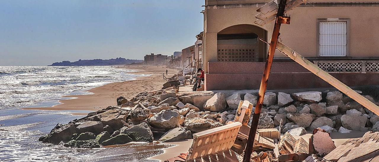 Agua del mar en una 
avenida de Santa Pola. | INFORMACIÓN