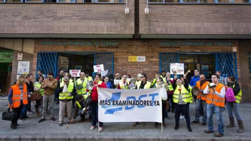 Protesta en 2015 pidiendo mas examinadores de Tráfico en la sede provincial de la DGT.