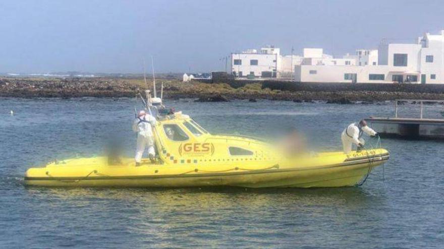 Evacúan de La Graciosa a tres turistas, uno de ellos positivo en Covid