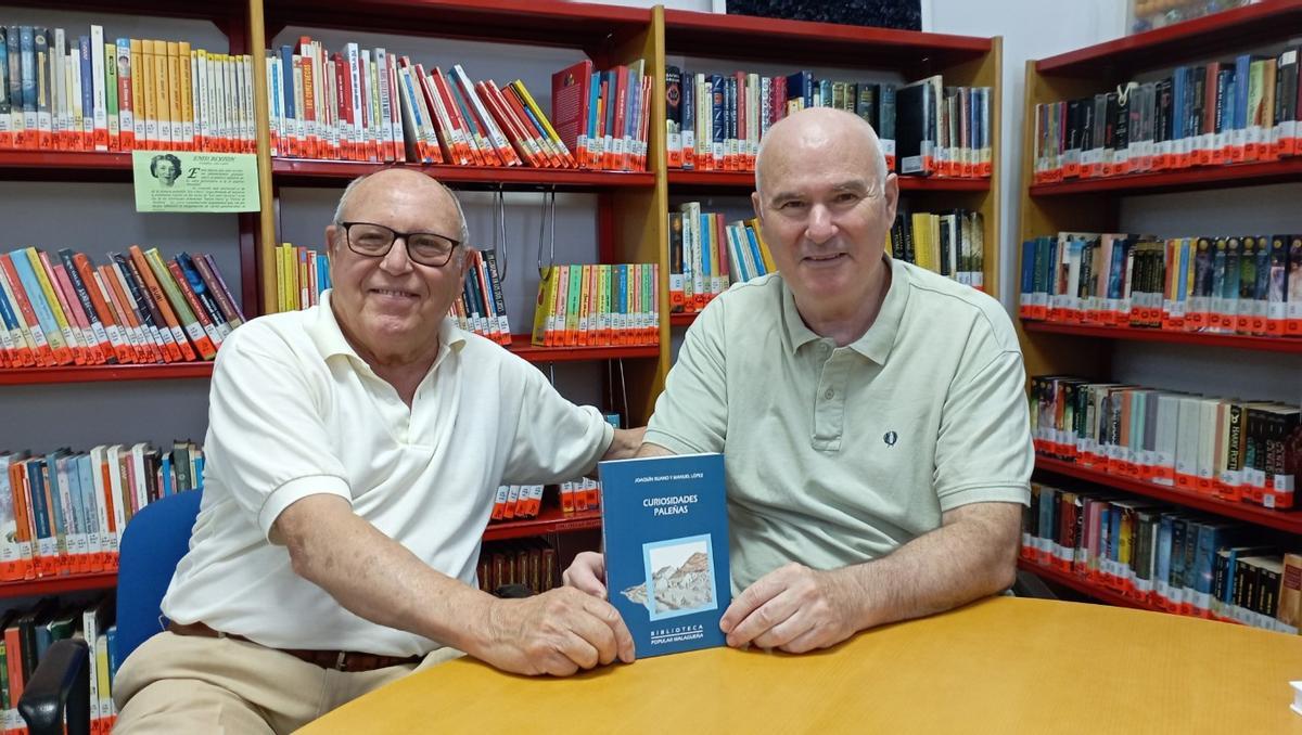 Joaquín Ruano (izq.) y Manuel López, esta semana con sus ‘Curiosidades paleñas’, en la Biblioteca Municipal Emilio Prados de El Palo.