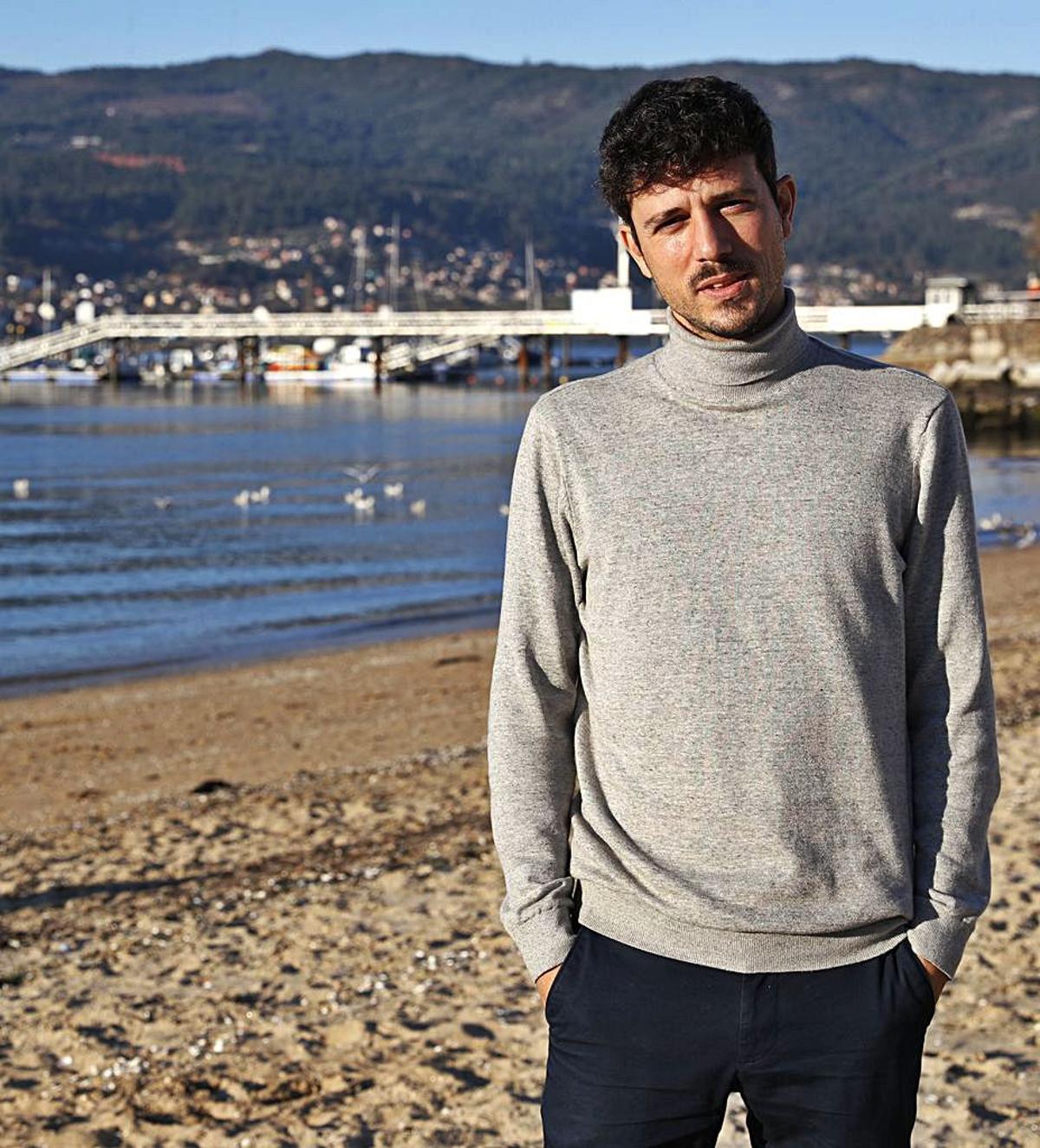 Lois Patiño, en una playa viguesa, imagen de archivo.   | // JOSÉ LORES