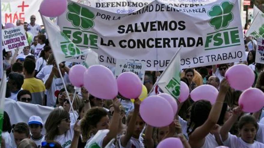 Movilización de los centros concertados contra el cierre de aulas que inició el Consell.