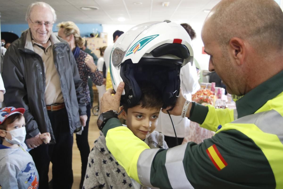 La asociación Sonrisas visita  a los niños hospitalizados en el Reina Sofía