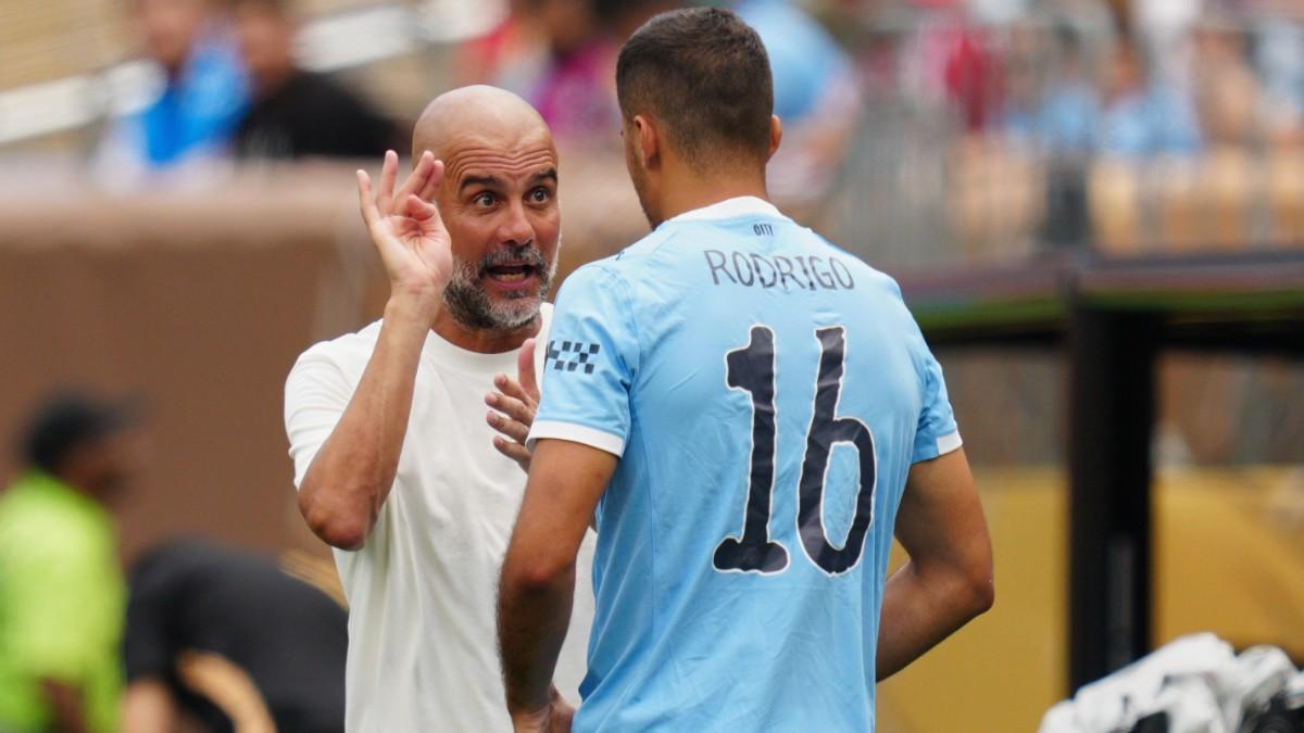 Guardiola da instrucciones a Rodri durante el partido frente al Al-ain