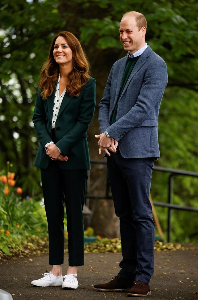 El look cómodo de Kate Middleton en Escocia, con cárdigan de lunares, blazer de Massimo Dutti y zapatillas Superga