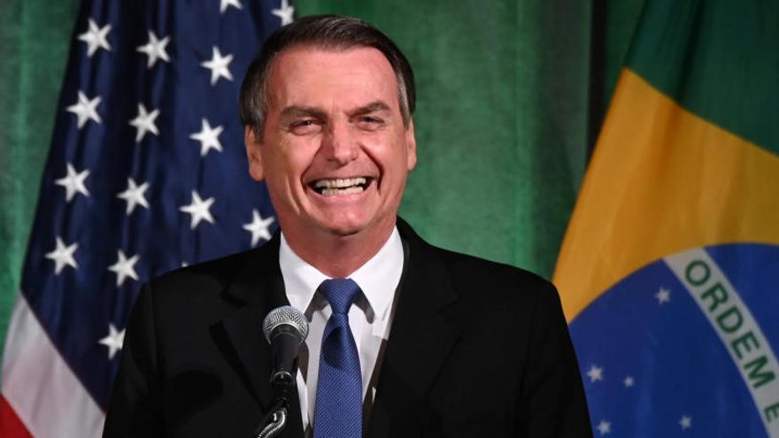 Jair Bolsonaro comparece ante los medios en Washington.