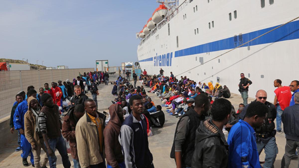 Fotografía de archivo. Un grupo de immigrantes esperan para embarcar en un barco que sale de la isla de Lampedusa.