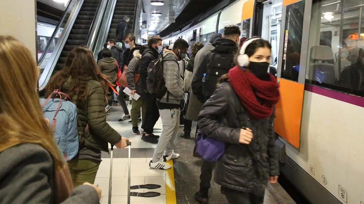 BARCELONA 26 01 2021  Barcelona   Renfe ha alertado de que este martes pueden producirse aglomeraciones en sus trenes debido a la  huelga de celo de maquinistas en Catalunya que desde este fin de semana causa alteraciones en el servicio  En la foto ambiente la estacion de Pca  Catalunya  FOTO de RICARD CUGAT