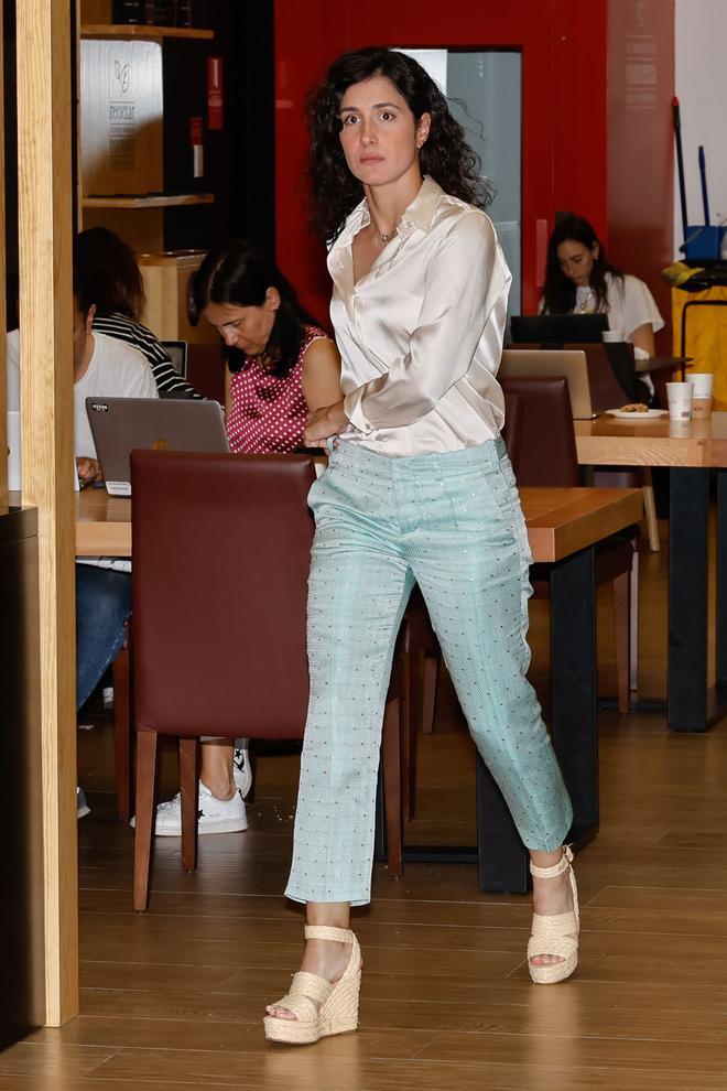 Xisca Perelló, con pantalones azules y camisa blanca satinada