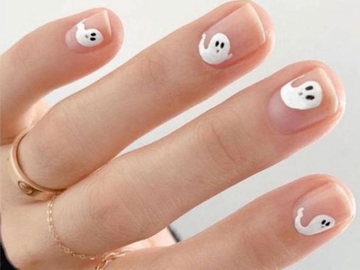 Manicura de Halloween con fantasmitas