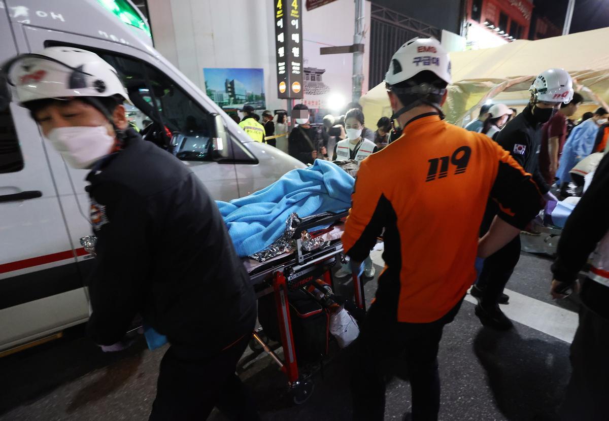 Seoul (Korea, Republic Of), 29/10/2022.- Rescuers move a victim, after about 50 people fell into cardiac arrest from a stampede in Seoul’s Itaewon district during Halloween celebrations in Seoul, South Korea, 29 October 2022. (Corea del Sur, Seúl) EFE/EPA/YONHAP SOUTH KOREA OUT