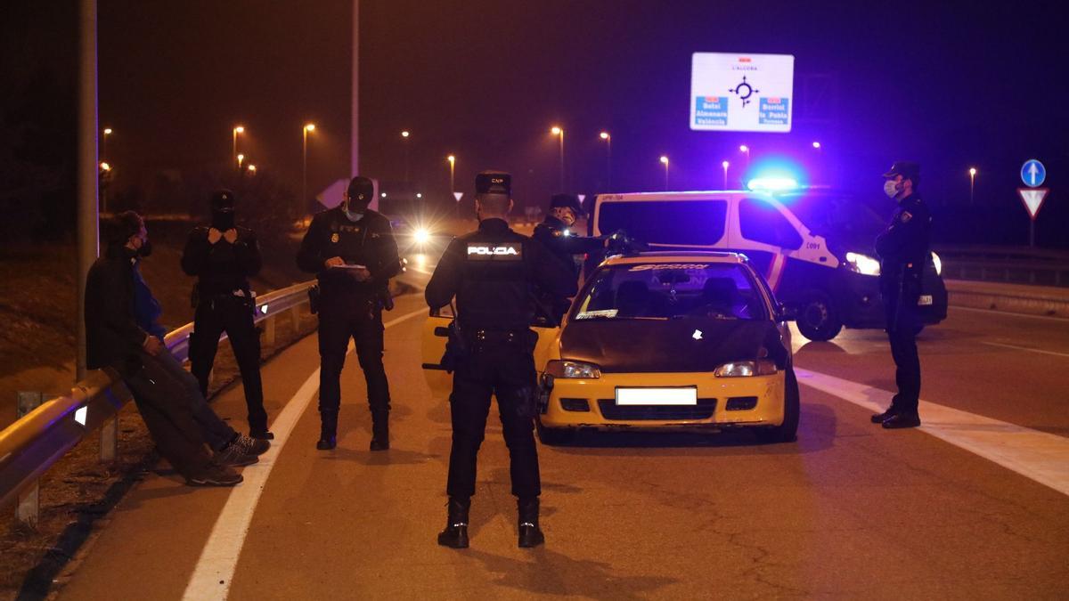 Policías nacionales realizan un control perimetral en Castelló el pasado mes de febrero.