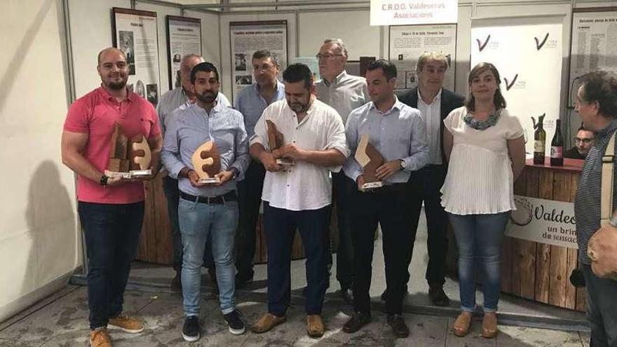 Foto de familia de los ganadores ayer, acompañados, entre otros, por el alcalde de O Barco. // Fdv