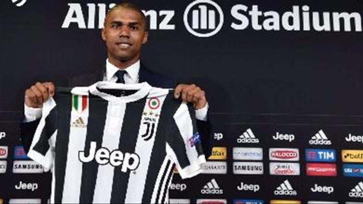 Douglas Costa posa con la camiseta de la Juventus
