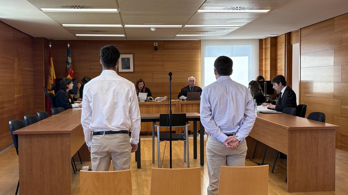 Imagen de los dos acusados, de pie ayer frente al tribunal de la Sección Segunda de la Audiencia.