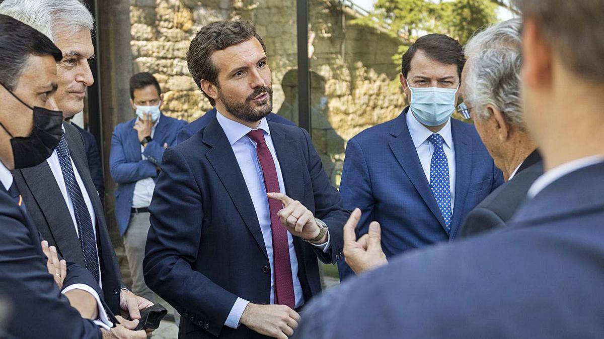 El presidente de la Fundación Concordia y Libertad, Adolfo Suárez; el presidente del PP, Pablo Casado, y el presidente del PP en Castilla y León, Alfonso Fernández Mañueco, ayer en Ávila. | Europa Press