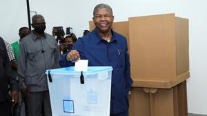 El presidente de Angola y líder del partido gobernante Movimiento Popular para la Liberación de Angola (MPLA), Joao Lourenço, deposita su voto en unas elecciones generales en la capital, Luanda, Angola, el 24 de agosto de 2022