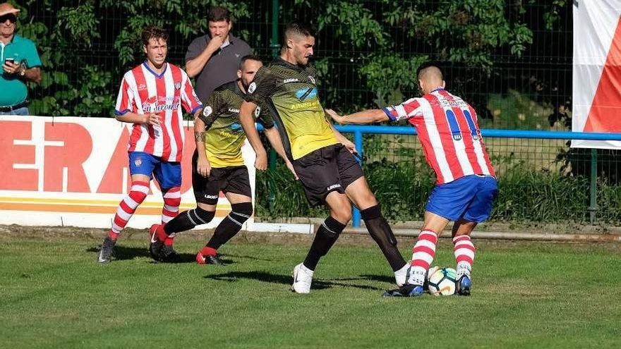 Sergio Ríos disputa el balón en el choque ante el Titánico, con Omar detrás.