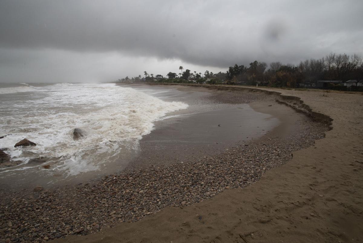 El Temporal estalla contra Cases de Queralt se lleva arena de Malvasur e inunda calles en Almardà El Temporal estalla contra Cases de Queralt se lleva arena de Malvasur e inunda calles en Almardà