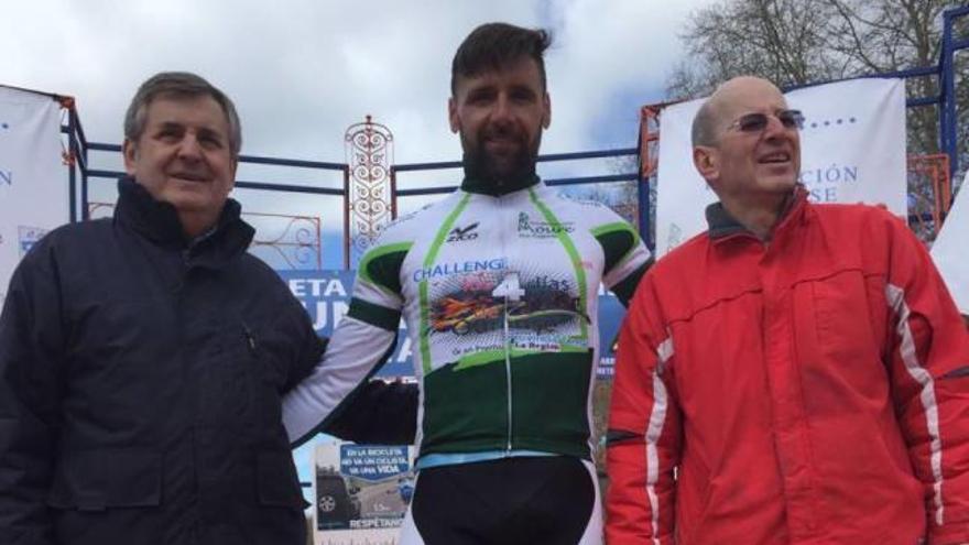 Rafel Miralles en el centro con el maillot de vencedor.