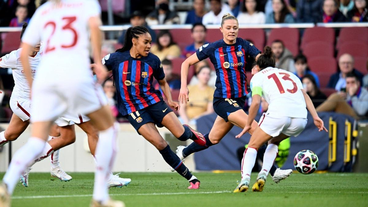 Salma Paralluelo inicia una jugada de ataque ante la Roma junto a Fridolina Rolfö en el Camp Nou.