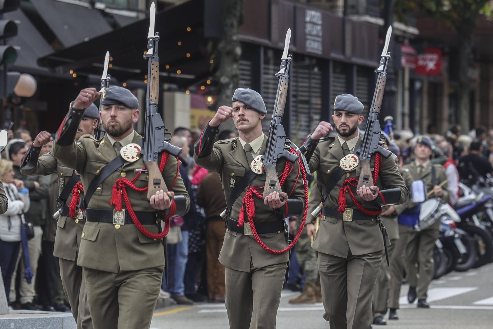 El izado de la bandera y la exposición del Bombé abren los actos del Día de las Fuerzas Armadas en Oviedo.