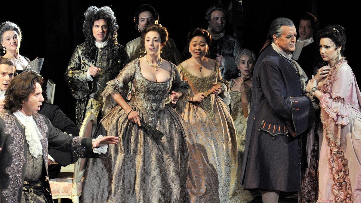 Roberto Alagna (izquierda) en 2012 en la producción de David McVicar de 'Adriana Lecouvreur' con la que regresa al Liceu.