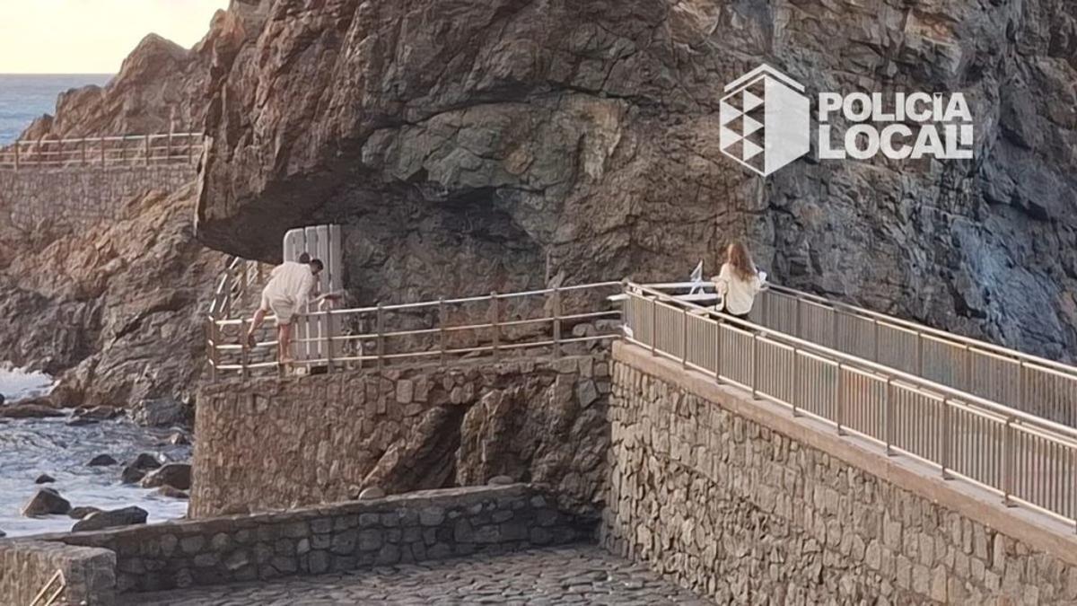 Los turistas querían vivir un momento muy especial en el Roque de Las Bodegas