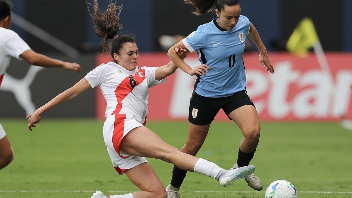 Espe Pizarro conduce el balón en el duelo contra Perú.