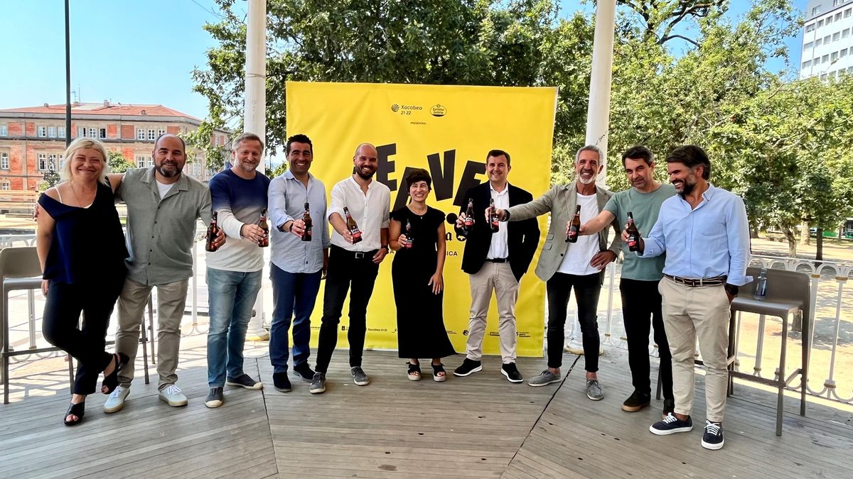 Los organizadores, patrocinadores y los chefs brindan en la presentación de Ferve, que tuvo lugar en el palco de la Alameda