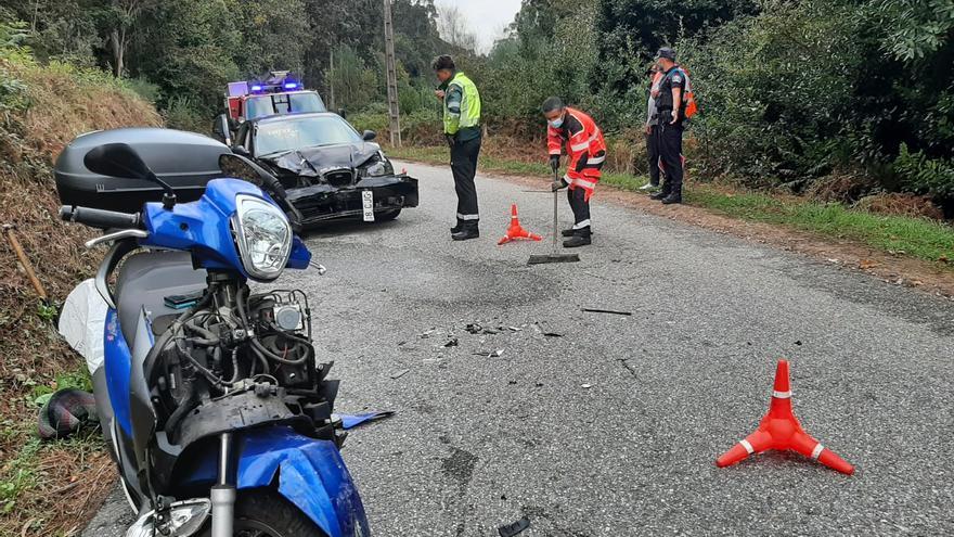 Cuatro heridos en una colisión de una moto y un coche en Coiro