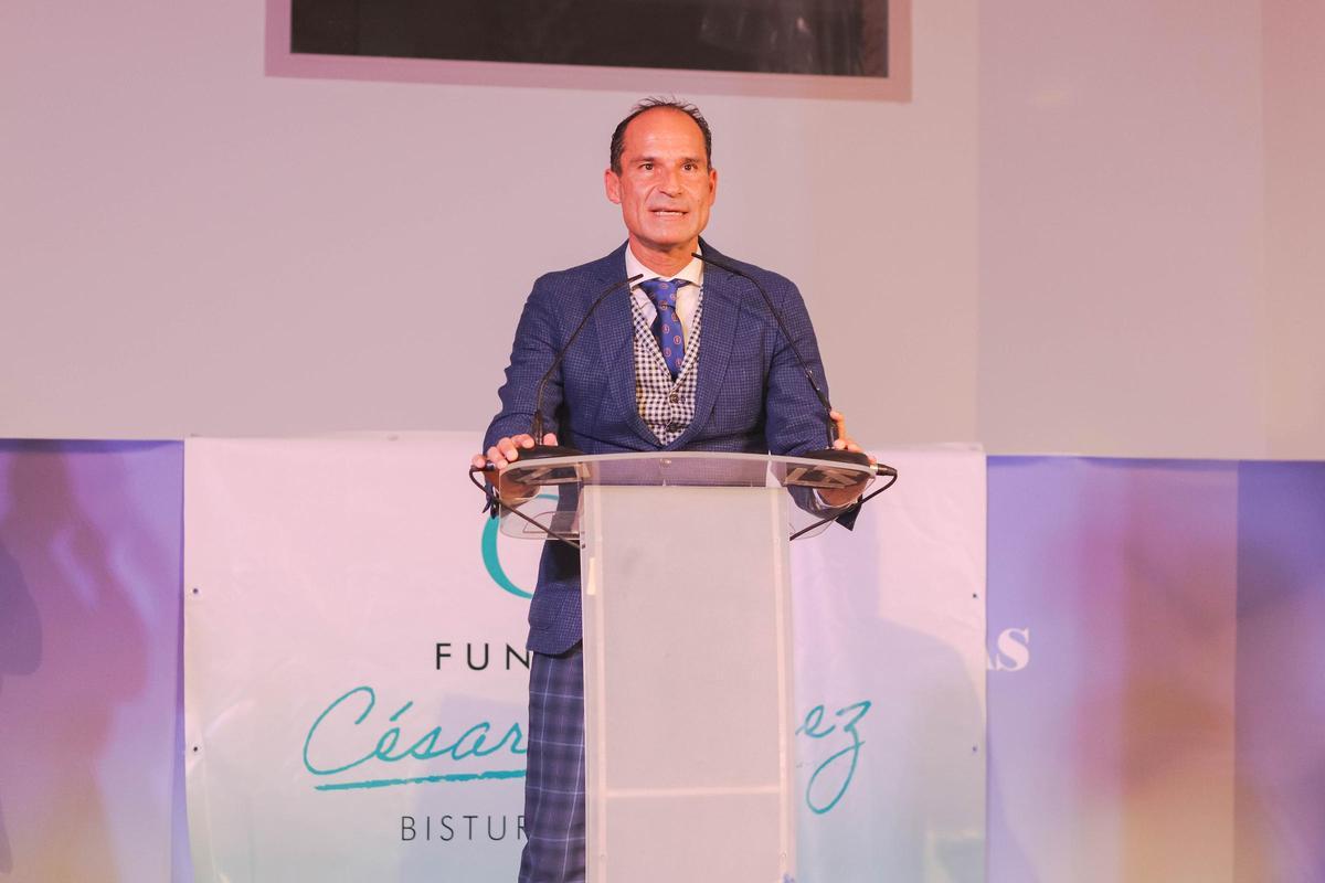 El cirujano César Ramírez, fundador de Bisturí Solidario, durante su intervención en la gala.