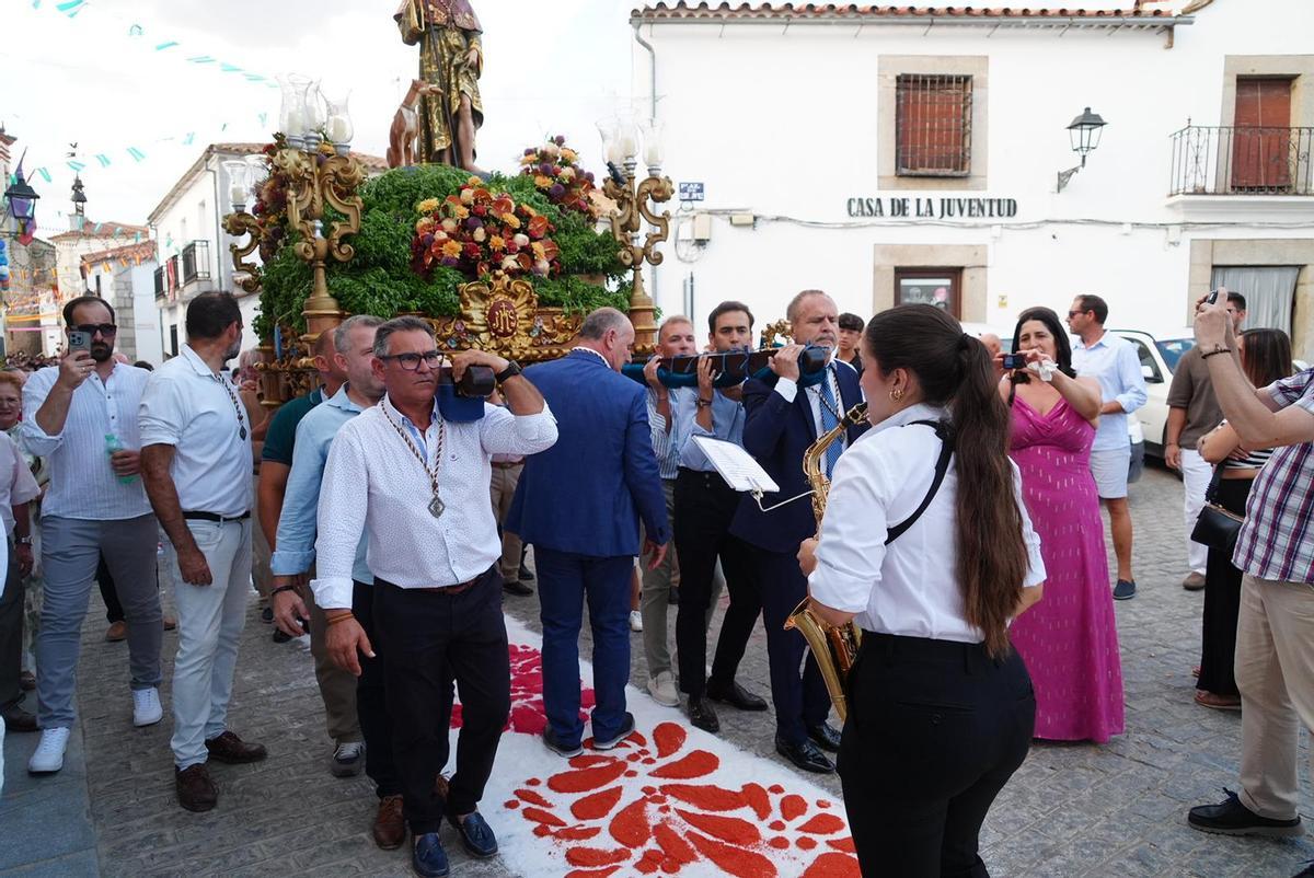 Dos Torres llena de color sus calles con las alfombras de sal por San Roque Dos Torres llena de color sus calles con las alfombras de sal por San Roque