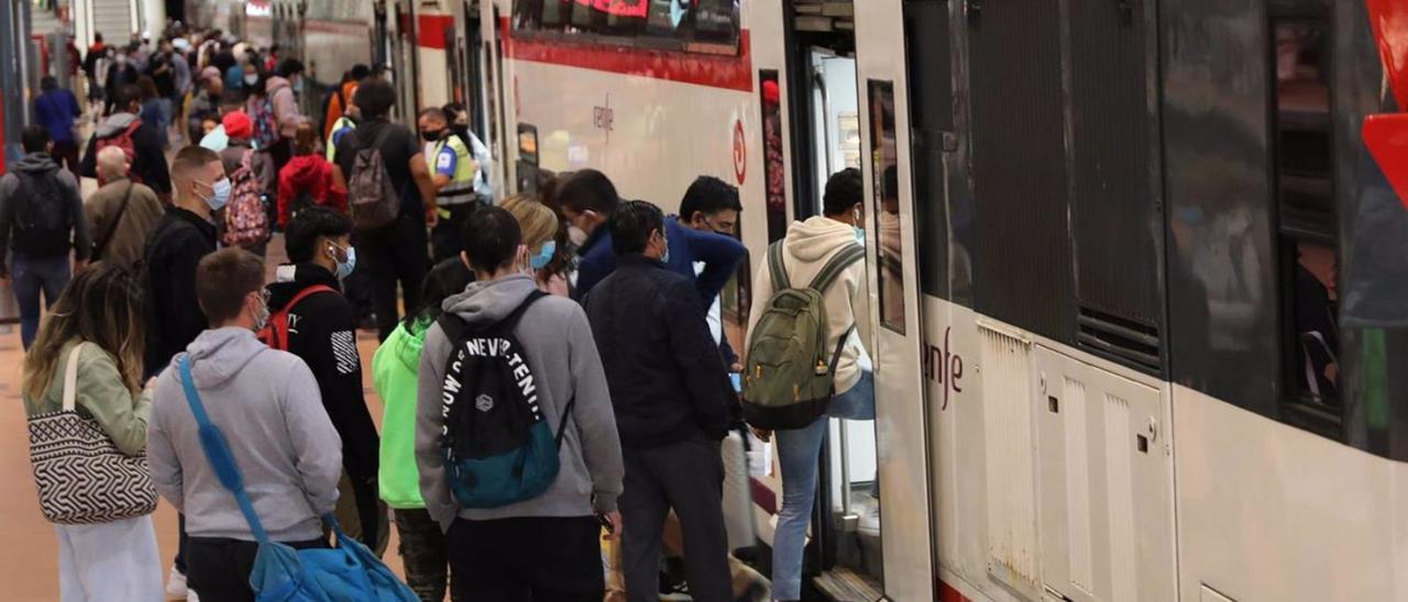 Pasajeros acceden a un tren de cercanías.