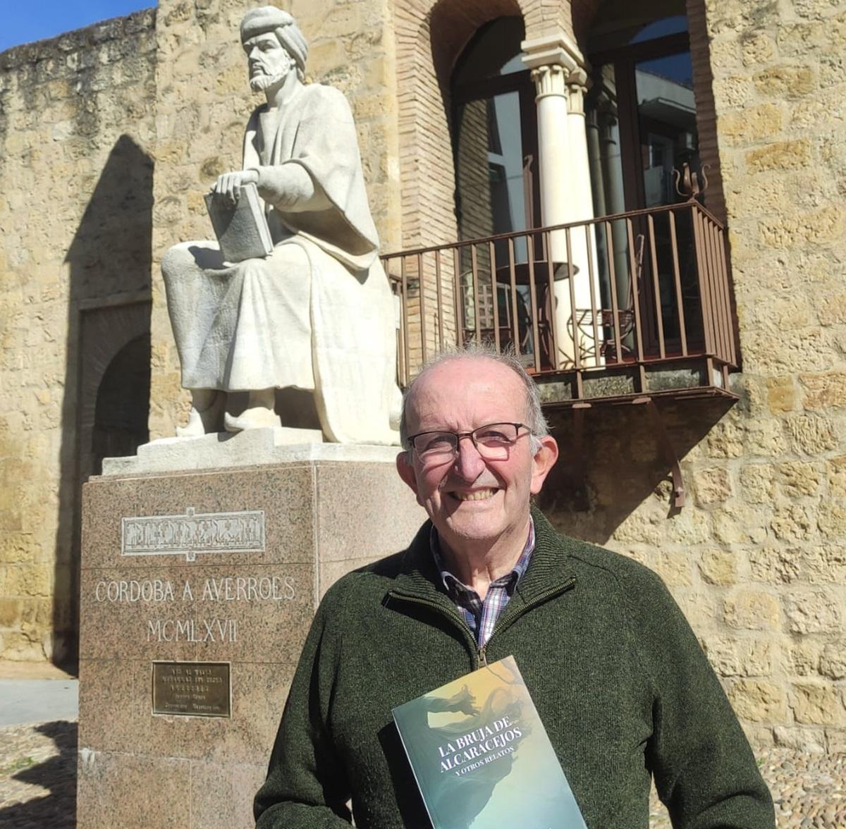 Sebastián Muriel con su nuevo libro 'La bruja de Alcaracejos y otros relatos', posa junto al monumento a Averroes en Córdoba.