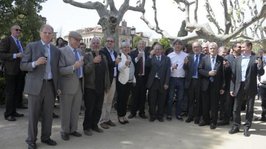 Alcaldes del moment celebrant el naixement de la comarca del Moianès fora el Parlament, l&#039;abril del 2015